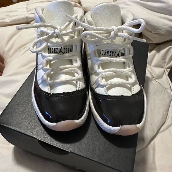 Toddler jordan 11 Neapolitan size 10 - Picture 2 of 9